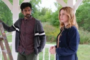 Jay (Utkarsh Ambudkar) und Samantha (Rose McIver) planen Halloween