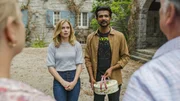 Samantha (Rose McIver) und Jay (Utkarsh Ambudkar) überbringen ein Friedensangebot