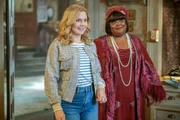 Tote Sängerin Alberta (Danielle Pinnock) hilft nervöser Freundin Sam (Rose McIver, l.)