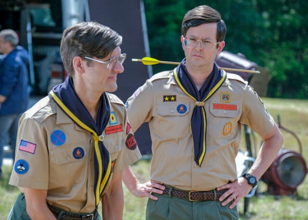 Skeptisch betrachtet Pete (Richie Moriarty) seine Figur (Mathew Baynton, l.) fürs Fernsehen
