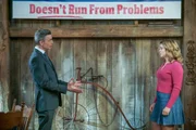 Tad (Justin Kirk Guest) redet mit Sam (Rose McIver)