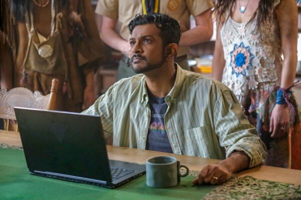 Jay (Utkarsh Ambudkar) riecht den Ärger