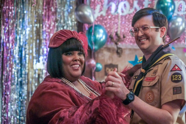 Alberta (Danielle Pinnock) und Pete (Richie Moriarty) feiern