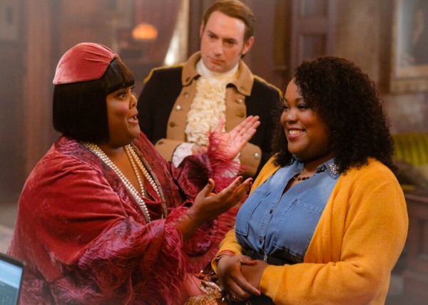 Isaac (Brandon Scott Jones) beobachtet Alberta (Danielle Pinnock) und ihre Verwandte Alicia (Ashley D. Kelley, r.)