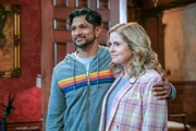 Jay (Utkarsh Ambudkar) und Samantha (Rose McIver) erwarten Probleme