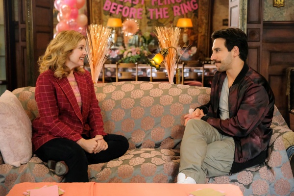 Chris (Deniz Akdeniz) fasziniert Sam (Rose McIver)