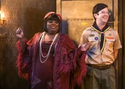 Alberta (Danielle Pinnock) und Pete (Richie Moriarty) lachen