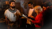 Amunhotep (Farhang Ghajar, l.) irritiert Jay (Utkarsh Ambudkar), Sam (Rose McIver) und Thor (Devan Chandler Long, r.) Amunhotep (Farhang Ghajar, l.) irritiert Jay (Utkarsh Ambudkar), Sam (Rose McIver) und Thor (Devan Chandler Long, r.)