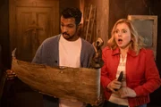 Warum m&uuml;ssen Jay (Utkarsh Ambudkar) und Sam (Rose McIver) zur Schriftrolle greifen?