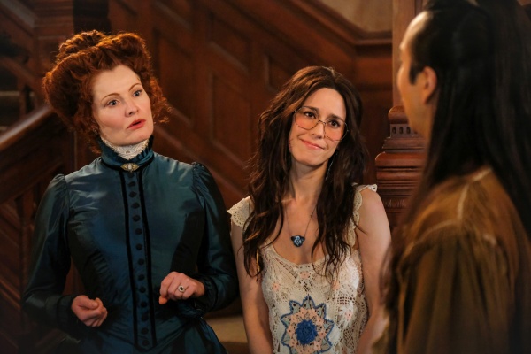 Hetty (Rebecca Wisocky, l.) und Flower (Sheila Carrasco) befragen Sass (Román Zaragoza)