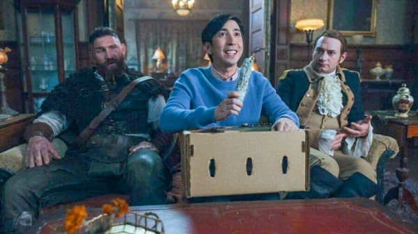 Freddie (Mike Lane) kennt Thor (Devan Chandler Long, l.) und Isaac (Brandon Scott Jones) noch nicht