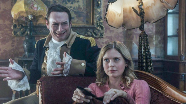 Isaac (Brandon Scott Jones) nervt Samantha (Rose McIver)