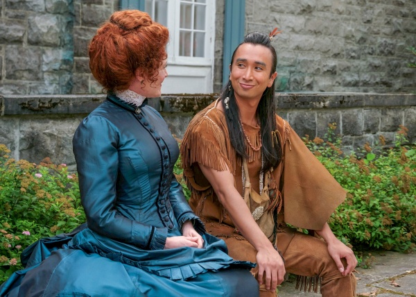 Hetty (Rebecca Wisocky) und Sasappis (Román Zaragoza) tratschen