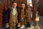 Isaac (Brandon Scott Jones, l.) und Sasappis (Roman Zaragoza) wollen mehr wissen