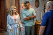 Sam (Rose McIver) und Jay (Utkarsh Ambudkar) weichen aus