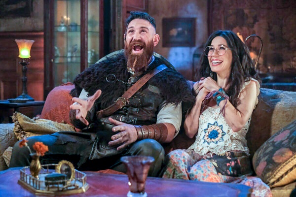 Thor (Devan Chandler Long) und Flower (Sheila Carrasco) verstehen sich gut