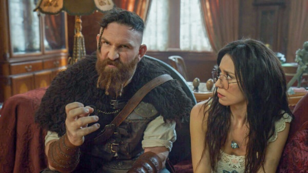 Thor (Devan Chandler Long) verspricht Flower (Sheila Carrasco), seine Aggressionen zu kontrollieren