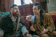 Thorfinn (Devan Chandler Long) und Sasappis (Roman Zaragoza, r.) diskutieren