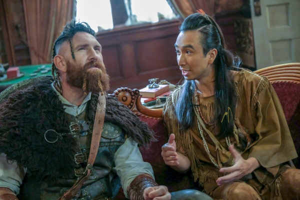 Thorfinn (Devan Chandler Long) und Sasappis (Roman Zaragoza, r.) diskutieren
