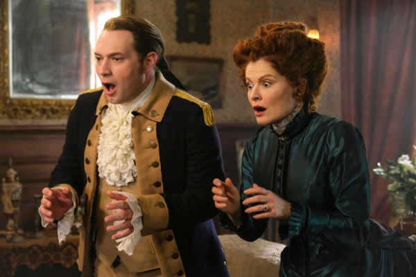 Isaac (Brandon Scott Jones) und Hetty (Rebecca Wisocky) sind empört