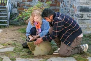 Sam (Rose McIver) und Jay Arondekar (Utkarsh Ambudkar) suchen ein Tagebuch