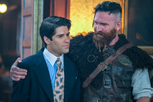 Thorfinns (Devan Chandler Long) Gewohnheiten frustrieren Trevor (Asher Grodman, l.)