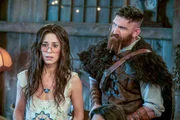 Flower (Sheila Carrasco) und Thor (Devan Chandler Long) wollen helfen