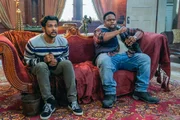 Jay (Utkarsh Ambudkar) hängt zusammen mit Bauunternehmer Mark (Tristan D. Lalla) ab