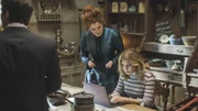 Samantha (Rose McIver, r.) ignoriert Hetty (Rebecca Wisocky)