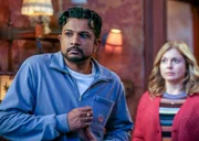 Jay (Utkarsh Ambudkar) und Samantha (Rose McIver) erschrecken sich