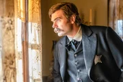 Pat Garrett (Alex Roe) beobachtet das Geschehen