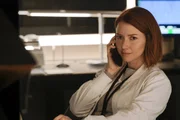 Katherine Solomon (Valorie Curry) sucht ihren Vater