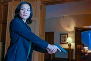 Inoue Sato (Sumalee Montano) zieht andere Saiten auf