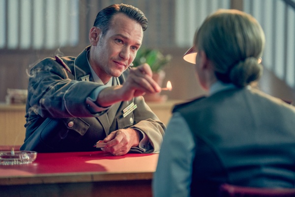 Andi Wolf (Vladimir Burlakov) flirtet mit Kleo (Jella Haase)