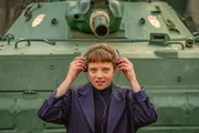 Kleo (Jella Haase) fährt schwere Geschütze auf