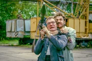 Sven (Dimitrij Schaad) nimmt Uwe in die Zange