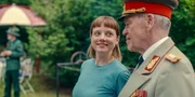 Kleo (Jella Haase) mag Opa Otto (Jürgen Heinrich)