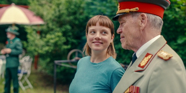 Kleo (Jella Haase) mag Opa Otto (Jürgen Heinrich)