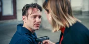 Kleo (Jella Haase) bedroht Andi (Vladimir Burlakov)