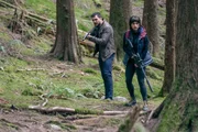 Dale (Phoenix Raei) und Ellen (Eve Harlow) arbeiten gerne im Wald