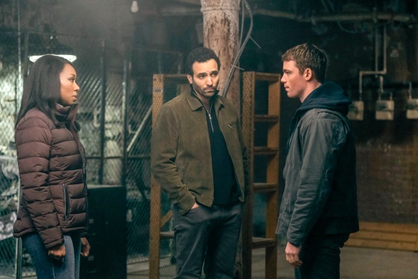 Catherine Weaver (Amanda Warren) unterweist Sami Saidi (Marwan Kenzari, M.) und Peter Sutherland (Gabriel Basso)