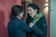 Azita (Marjan Neshat, l.) und ihre Tochter Noor (Arienne Mandi) sind wieder vereint