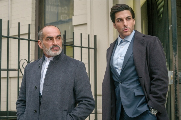 Javad (Keon Alexander, r.) begleitet Botschafter Abbas Mansuri (Navid Negahaban)