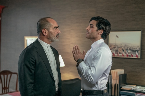 Javad (Keon Alexander, r.) droht dem Botschafter Abbas Mansuri (Navid Negahaban)