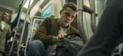 Peter Sutherland (Gabriel Basso) entdeckt Bombe in U-Bahn