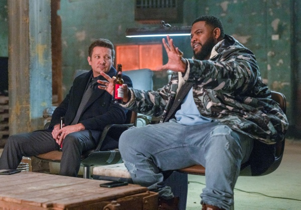 Mike (Jeremy Renner) plaudert mit Bunny (Tobi Bamtefa)