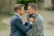 Mike (l.) nimmt sich Robert (Hamish Allan-Headley) zur Brust