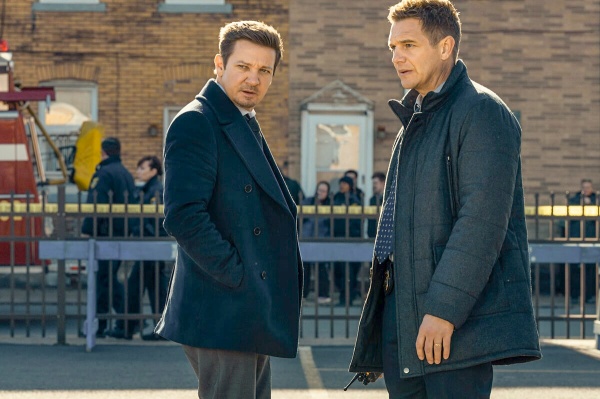 Mike (Jeremy Renner, l.) und sein Bruder Kyle (Taylor Handley) jagen Bombenleger