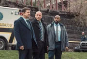 Das Unglück erschüttert (v.l.) Mike, Ian (Hugh Dillon) und Stevie (Derek Webster)