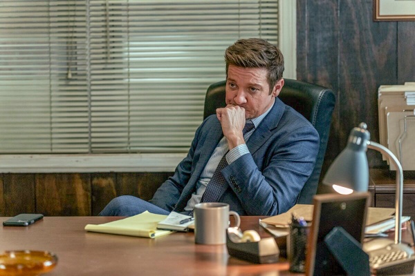 Mike (Jeremy Renner) grübelt über Gefangene und Wärter